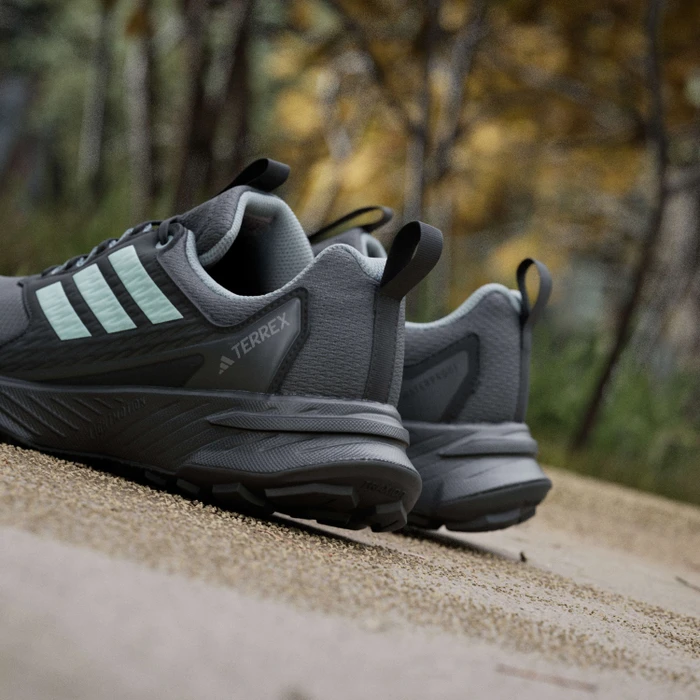 adidas Terrex Tracefinder 2 Climaproof carbon/semi flash aqua/grey six (Damen)