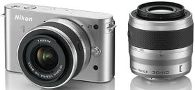 Nikon 1 J1 silber mit Objektiv 1 NIKKOR 10-30mm 3.5-5.6 VR und 1 NIKKOR 30-110mm 3.8-5.6 VR