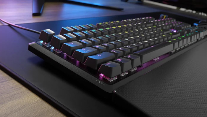 Corsair Gaming K70 CORE, schwarz, mit Handballenauflage, MLX RED, USB, US