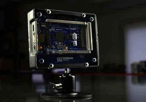 KKSB Aluminiumgehäuse für Arduino GIGA Display Shield/GIGA R1 WiFi, inkl. Display Stand, schwarz