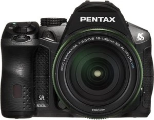Pentax K-30 schwarz mit Objektiv smc DA 18-135mm 3.5-5.6 ED AL IF DC WR