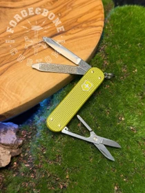 Victorinox Classic SD Alox Limited Edition 2023 Taschenmesser electric yellow