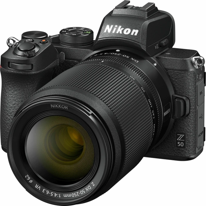 Nikon Z 50 mit Objektiv Z DX 16-50mm 3.5-6.3 VR und Z DX 50-250mm 4.5-6.3 VR