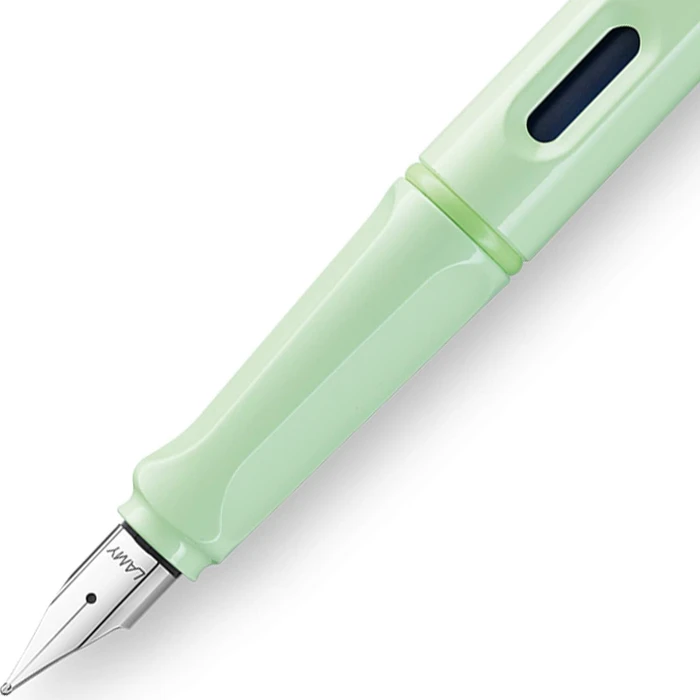 Lamy safari pastel mint, rechte Hand, mittel