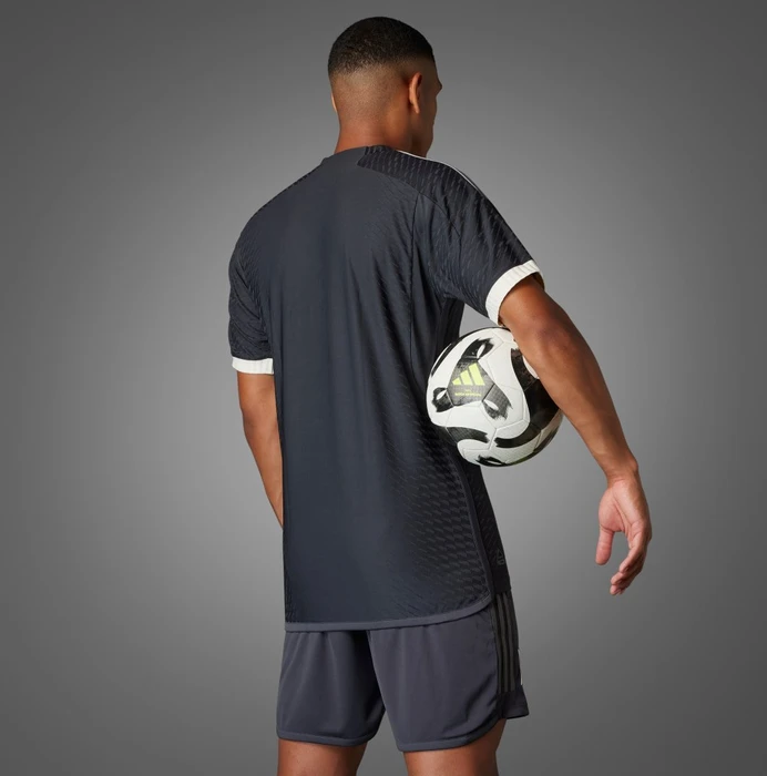 adidas Juventus Turin Authentic 2023/2024 Ausweichtrikot carbon/cream white (Herren)