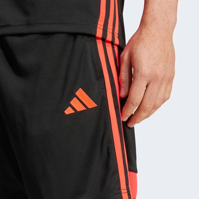 adidas Tiro 25 Essentials Trainingshose kurz black/lucid red (Herren)