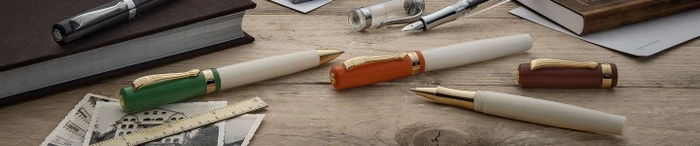 Kaweco Student 30's Blues creme/rot, rechte Hand, fein