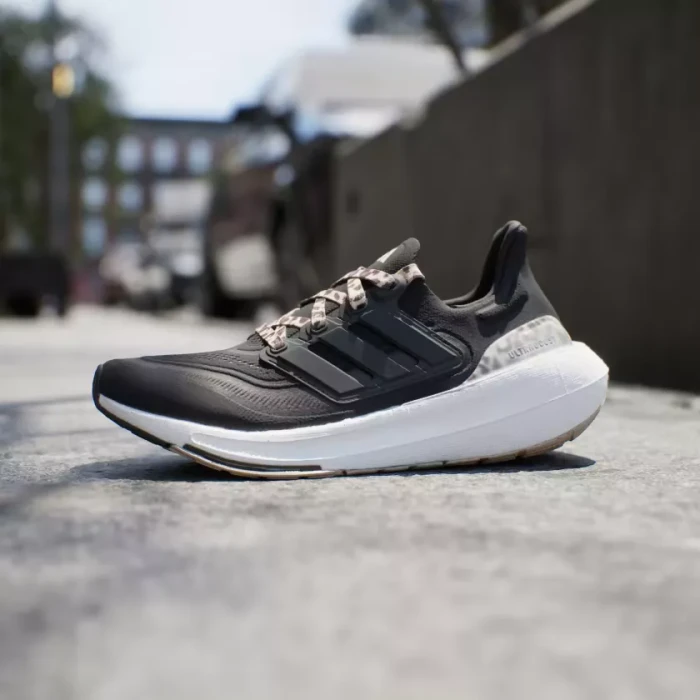 adidas Ultraboost Light core black/magic beige (Damen)