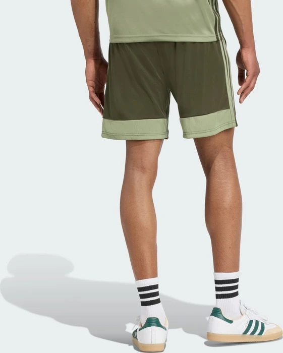 adidas Tiro 25 Essentials Trainingshose kurz night cargo/tent green/impact orange (Herren)
