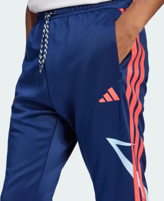 adidas House of Tiro Nations Pack Trainingshose lang dark blue/glow blue/semi lucid red (Herren)