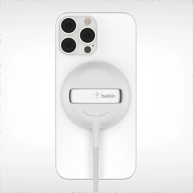 Belkin BoostCharge Pro tragbares drahtloses Ladepad mit MagSafe 15W weiß