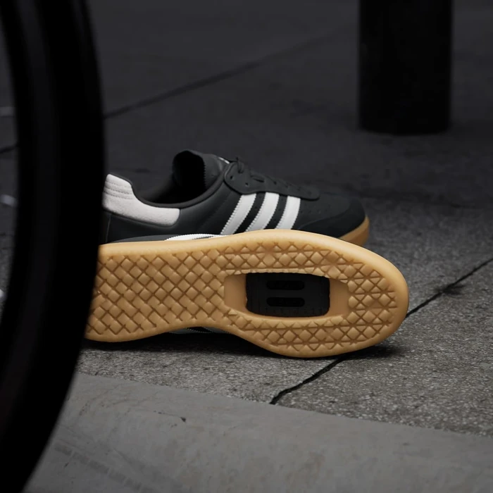 adidas Velosamba Leather core black/cloud white/gold metallic