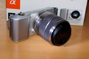 Sony Alpha NEX-3 silber mit Objektiv E 18-55mm 3.5-5.6 OSS