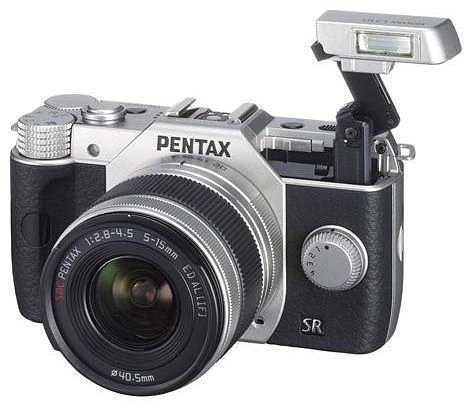 Pentax Q10 silber mit Objektiv Q 02 Standard Zoom 5-15mm 2.8-4.5 AL und Q 06 Telephoto Zoom 15-45mm 2.8 AL