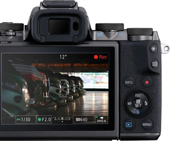 Canon EOS M5 mit Objektiv EF-M 15-45mm 3.5-6.3 IS STM