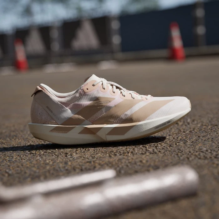 adidas Adizero Adios 9 chalk white/warm sandstone/impact orange (Damen)