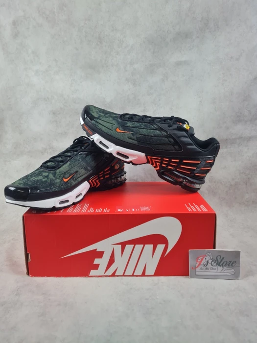 Nike Air Max Plus 3 black/medium olive/white/safety orange (Herren)