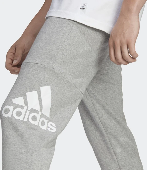 adidas Essentials French Terry Tapered Cuff Logo Trainingshose lang medium grey heather (Herren)