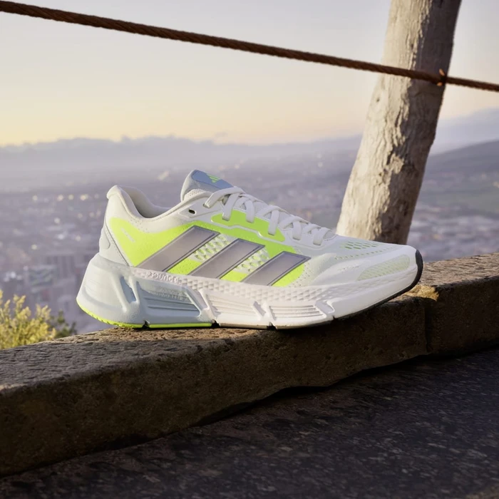 adidas Questar cloud white/matte silver/lucid lemon (Damen)