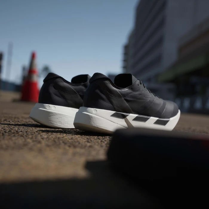 adidas Adizero Adios Pro 4 core black/grey five (Damen)