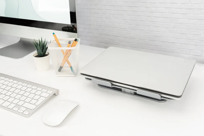 Digitus Variable Notebook-/Tablet-Halterung, 6-Port USB-C-Docking Station, silber