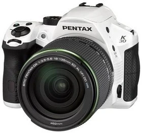 Pentax K-30 weiß mit Objektiv smc DA 18-135mm 3.5-5.6 ED AL IF DC WR