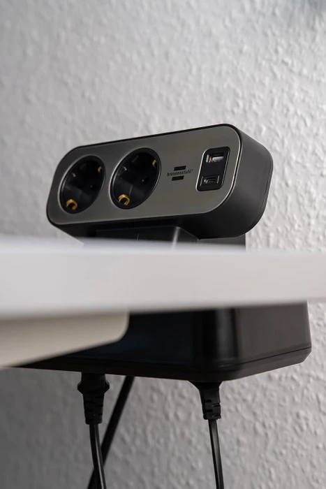 Brennenstuhl estilo Duplex Tischsteckdosenleiste mit Schalter, 10-fach, 1x USB-A/1x USB-C, 2m, silber/schwarz