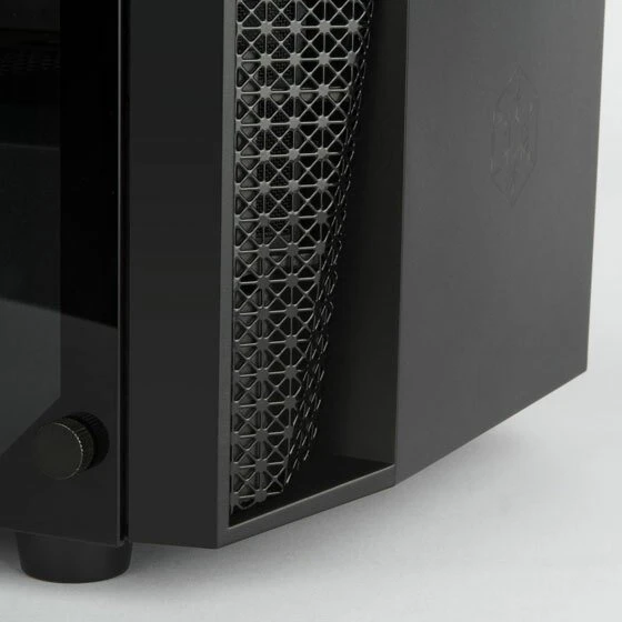SilverStone Fara B1, Glasfenster