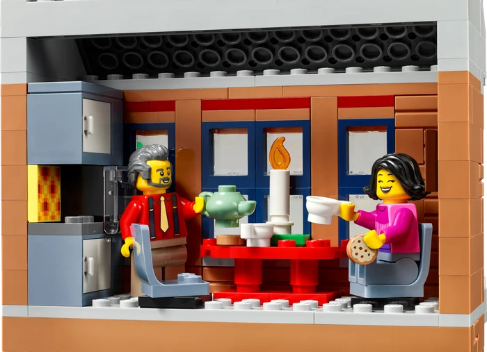 LEGO Icons - Weihnachtlich geschmückte Hauptstraße