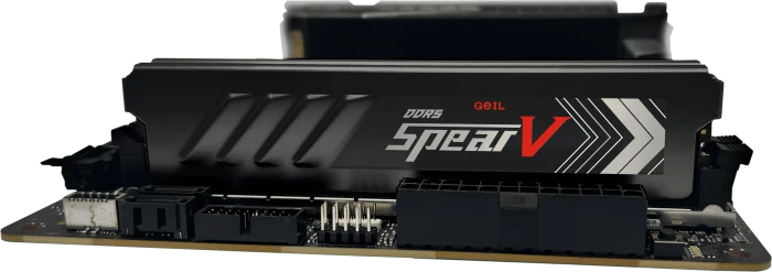 GeIL Spear V AMD Edition schwarz UDIMM 32GB Kit, DDR5-6000, CL36-48-48-96, 2RX8