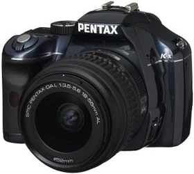 Pentax K-x blau mit Objektiv smc DA L 18-55mm 3.5-5.6 AL