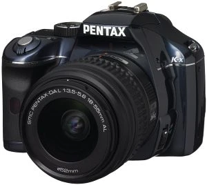 Pentax K-x blau mit Objektiv smc DA L 18-55mm 3.5-5.6 AL