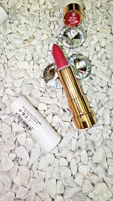 Essence This Is Me. Semi Shine Lipstick, 3.3g
