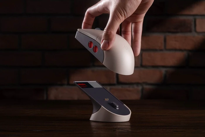 8BitDo Retro R8 Mouse mit Ladestation, N Edition, grau/rot, USB/Bluetooth