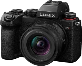 Panasonic Lumix DC-S5D mit Objektiv Lumix S 18-40mm 4.5-6.3