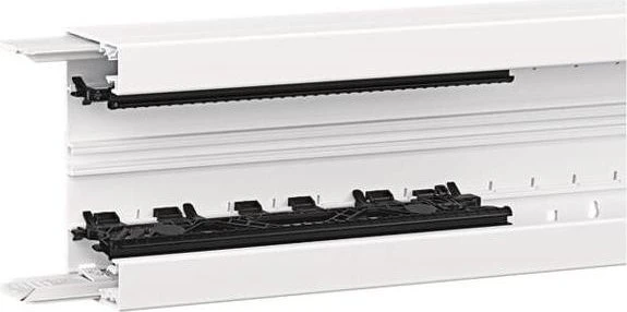 Hager Brüstungskanal-Unterteil Profil Geräteeinbau BRN 68x130mm aus PVC in vweiß