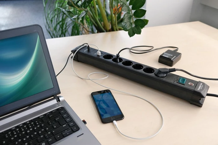 Brennenstuhl Premium-Line, 6-fach, 2x USB-A/1x USB-C USB-PD, 3m, schwarz