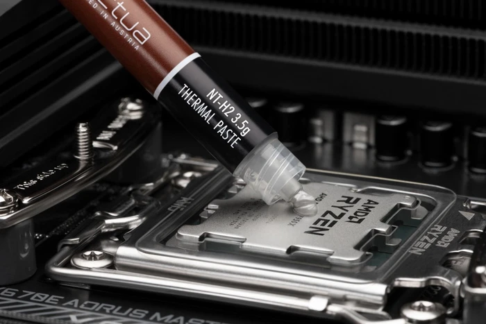 Noctua NT-H2 AM5 Edition 3.5g, 1.4ml, inkl. Wärmeleitpasten-Dichtblende NA-STPG1 und 3x Reinigungstuch