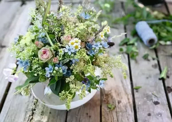 Ravensburger Puzzle Sommerlicher Wiesenstrauß mit Himmelblauem Südstern