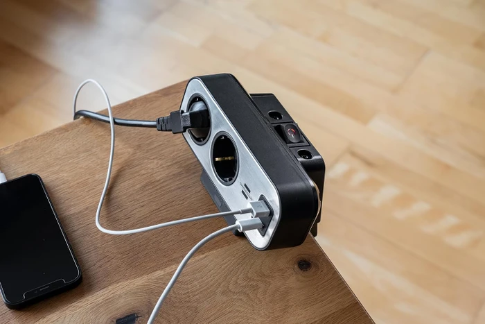 Brennenstuhl estilo Duplex Tischsteckdosenleiste mit Schalter, 10-fach, 1x USB-A/1x USB-C, 2m, silber/schwarz