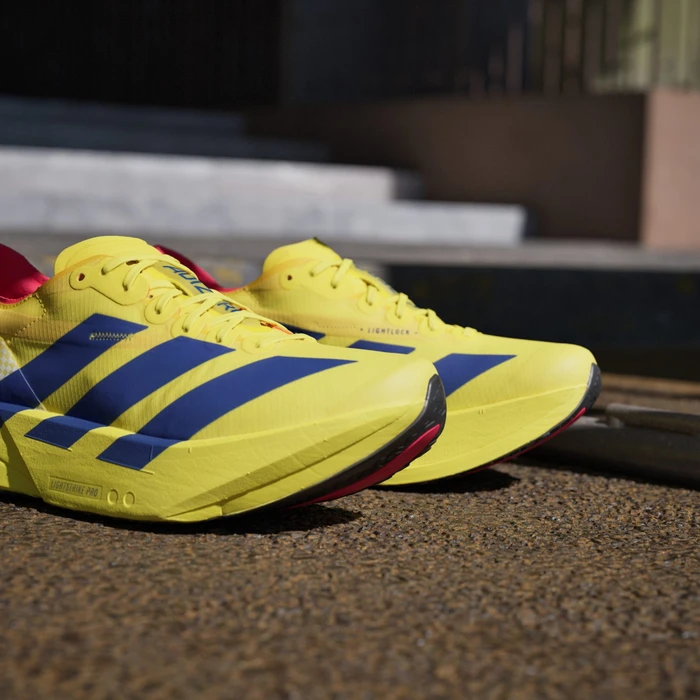 adidas Adizero Adios Pro 4 pure sulfur/lucid blue/lucid red (Herren)