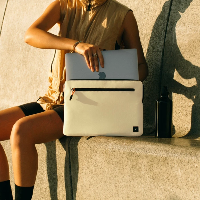 Native Union Ultralight Sleeve für Apple MacBook Pro 14", sandstein