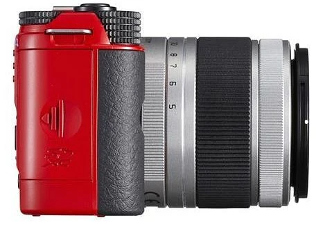 Pentax Q10 rot mit Objektiv Q 02 Standard Zoom 5-15mm 2.8-4.5 AL
