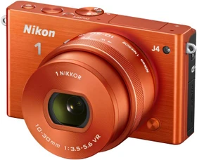 Nikon 1 J4 orange mit Objektiv 1 NIKKOR 10-30mm 3.5-5.6 PD-Zoom VR