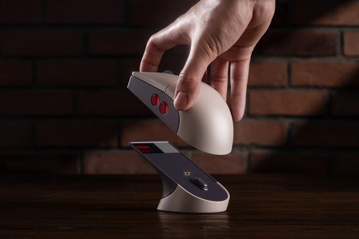 8BitDo Retro R8 Mouse mit Ladestation, N Edition, grau/rot, USB/Bluetooth