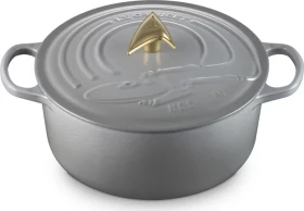 Le Creuset Star Trek Bräter mit Sternenflotten-Delta Deckelknopf 26cm 5.3l perlgrau