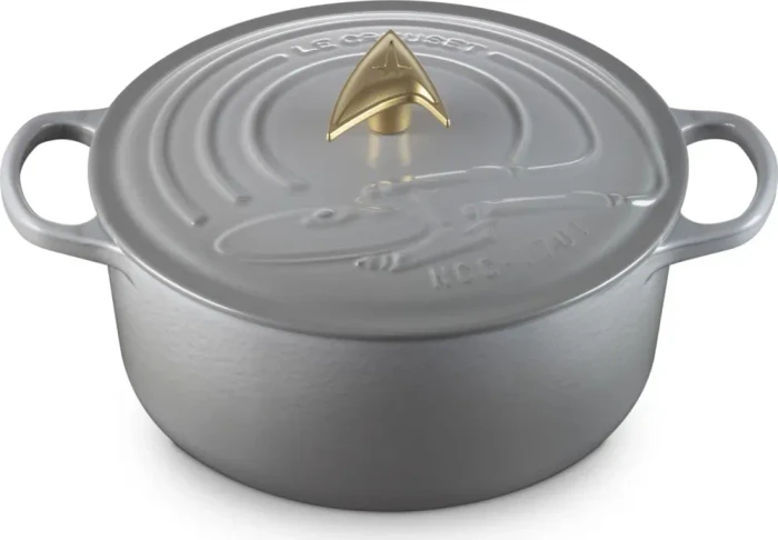 Le Creuset Star Trek Bräter mit Sternenflotten-Delta Deckelknopf 26cm 5.3l perlgrau