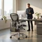 Herman Miller Aeron remastered Bürostuhl, Graphite grau, Größe B, Armlehnen Vinyl, Fußkreuz/Mechanik Alu-poliert Vorschaubild