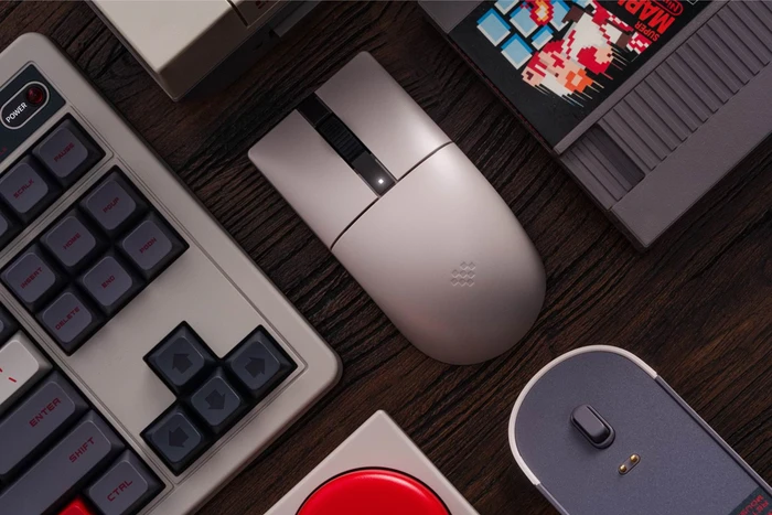 8BitDo Retro R8 Mouse mit Ladestation, N Edition, grau/rot, USB/Bluetooth
