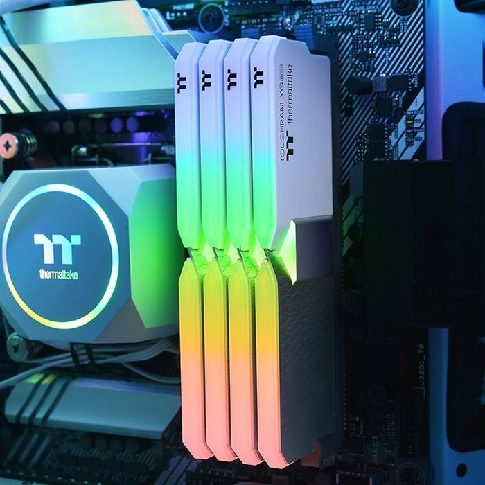 Thermaltake Toughram XG RGB Memory White UDIMM 32GB Kit, DDR4-4000, CL19-23-23-42